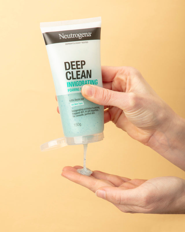 Neutrogena Deep Clean Invigorating Foaming Scrub 150g